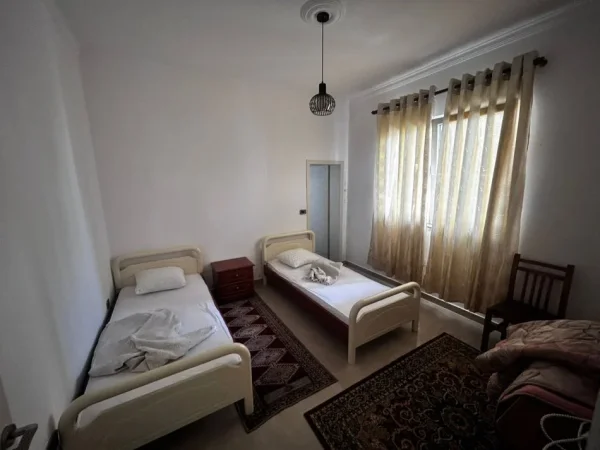 Tirane, jepet me qera apartament 1+1 Kati 1, 100 m² 550 € 