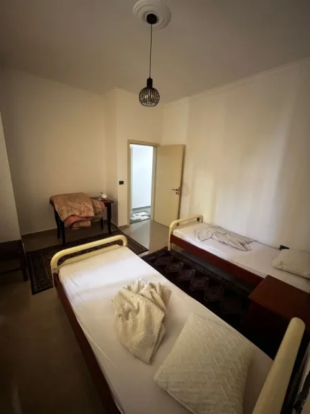 Tirane, jepet me qera apartament 1+1 Kati 1, 100 m² 550 € 