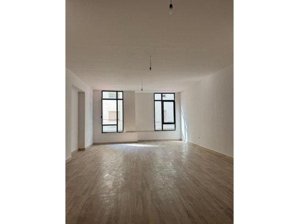 Tirane, jepet me qera ambjent biznesi Kati 1, 82 m² 1.300 € (Mine Peza)