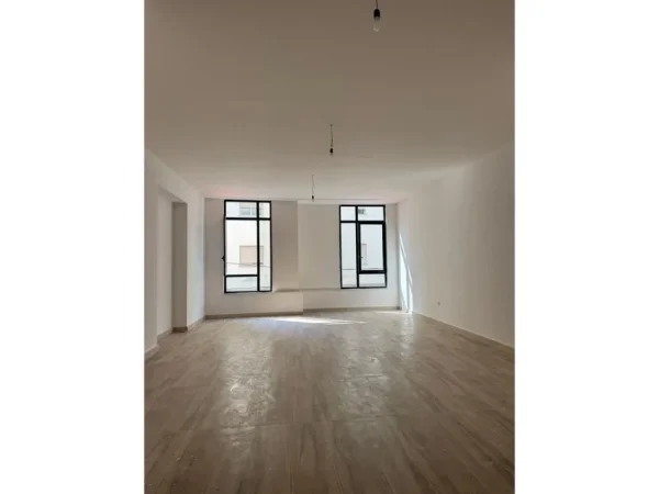 Tirane, jepet me qera ambjent biznesi Kati 1, 82 m² 1.300 € (Mine Peza)