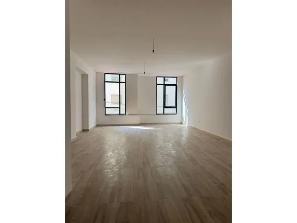 Tirane, jepet me qera ambjent biznesi Kati 1, 82 m² 1.300 € (Mine Peza)
