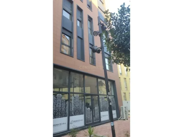 Tirane, jepet me qera ambjent biznesi Kati 0, 203 m² 2.700 € (Aender)