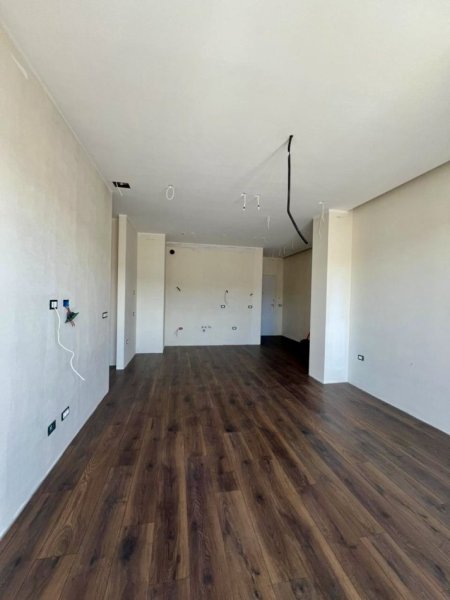 Tirane, jepet me qera apartament 2+1+Ballkon Kati 9, 95 m² 1.000 € (Rruga Andon Lufi)