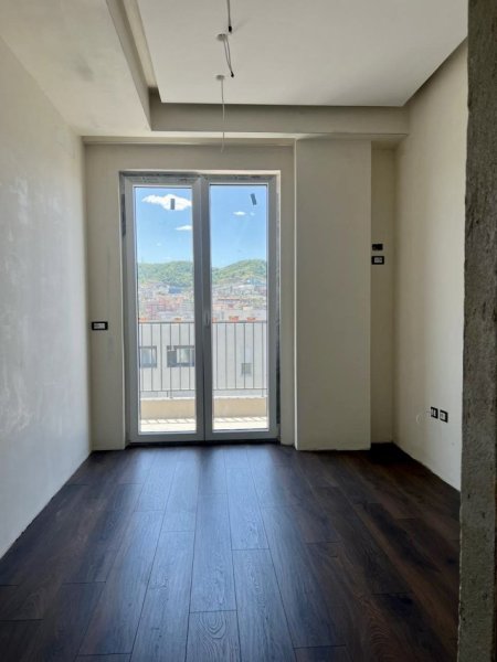 Tirane, jepet me qera apartament 2+1+Ballkon Kati 9, 95 m² 1.000 € (Rruga Andon Lufi)
