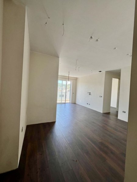 Tirane, jepet me qera apartament 2+1+Ballkon Kati 9, 95 m² 1.000 € (Rruga Andon Lufi)