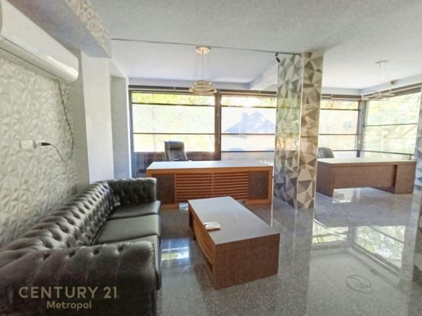 Tirane, jepet me qera ambjent biznesi Kati 1, 85 m² 650 € (Prokuroria)