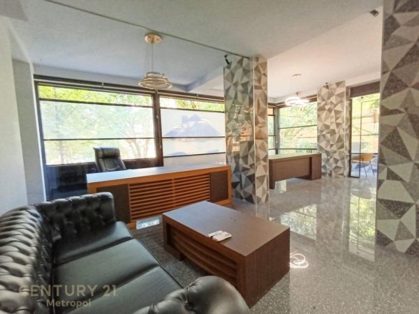 Tirane, jepet me qera ambjent biznesi Kati 1, 85 m² 650 € (Prokuroria)