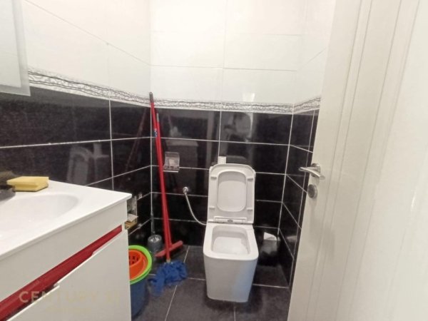 Tirane, jepet me qera ambjent biznesi Kati 1, 85 m² 650 € (Prokuroria)