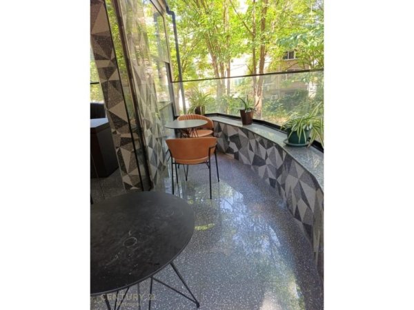 Tirane, jepet me qera ambjent biznesi Kati 1, 85 m² 650 € (Prokuroria)