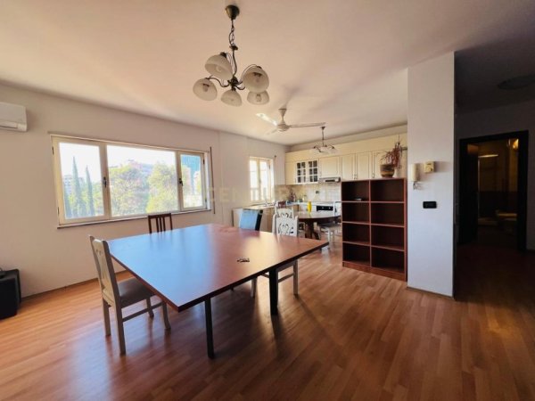Tirane, jepet me qera ambjent biznesi Kati 4, 150 m² 1.300 € (Ambasada Amerikane)