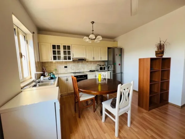 Tirane, jepet me qera ambjent biznesi Kati 4, 150 m² 1.300 € (Ambasada Amerikane)