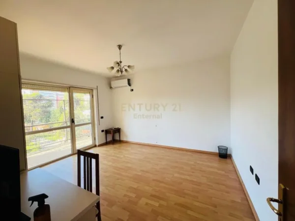 Tirane, jepet me qera ambjent biznesi Kati 4, 150 m² 1.300 € (Ambasada Amerikane)