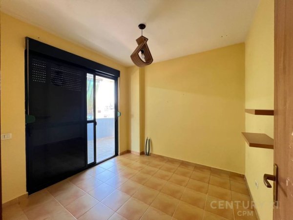 Tirane, jepet me qera ambjent biznesi Kati 5, 121 m² 600 € (Ministria Jashtme)