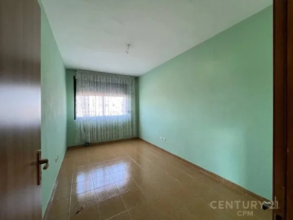 Tirane, jepet me qera ambjent biznesi Kati 5, 121 m² 600 € (Ministria Jashtme)