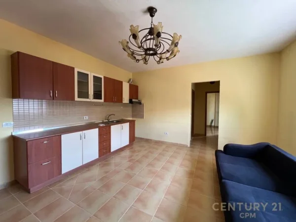 Tirane, jepet me qera ambjent biznesi Kati 5, 121 m² 600 € (Ministria Jashtme)