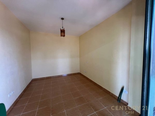 Tirane, jepet me qera ambjent biznesi Kati 5, 121 m² 600 € (Ministria Jashtme)