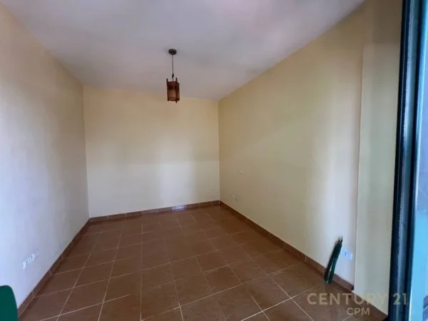 Tirane, jepet me qera ambjent biznesi Kati 5, 121 m² 600 € (Ministria Jashtme)