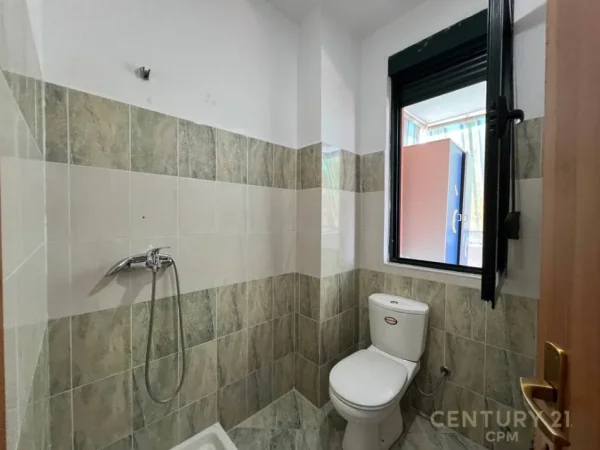 Tirane, jepet me qera ambjent biznesi Kati 5, 121 m² 600 € (Ministria Jashtme)