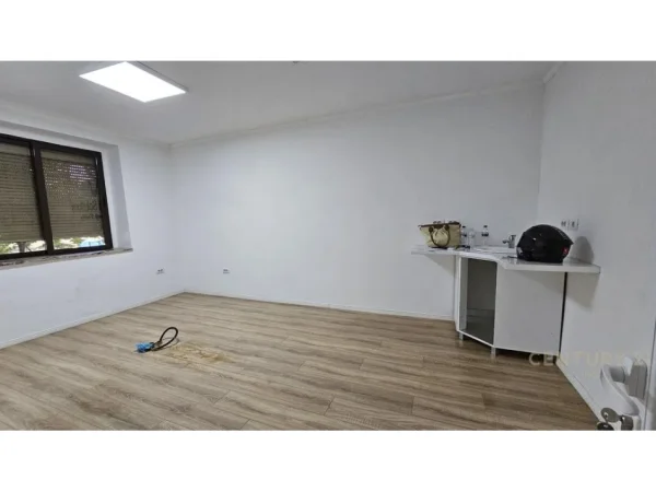 Tirane, jepet me qera ambjent biznesi Kati 2, 66 m² 800 € (Vasil Shanto)