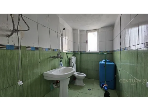 Tirane, jepet me qera ambjent biznesi Kati 2, 66 m² 800 € (Vasil Shanto)