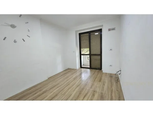 Tirane, jepet me qera ambjent biznesi Kati 2, 66 m² 800 € (Vasil Shanto)