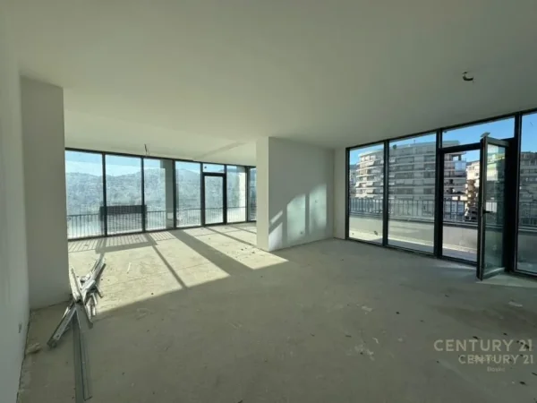 Tirane, shes apartament 3+1+Ballkon Kati 4, 249 m² 770.000 € (Liqeni)