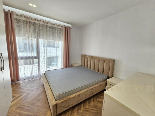 Tirane, jepet me qera apartament 2+1+Ballkon Kati 3, 130 m² 1.000 € (Liqeni Thate)