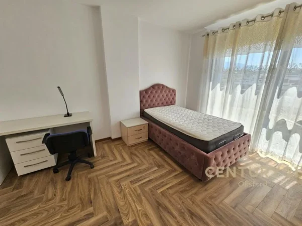 Tirane, jepet me qera apartament 2+1+Ballkon Kati 3, 130 m² 1.000 € (Liqeni Thate)