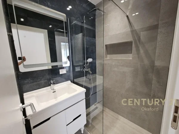 Tirane, jepet me qera apartament 2+1+Ballkon Kati 3, 130 m² 1.000 € (Liqeni Thate)