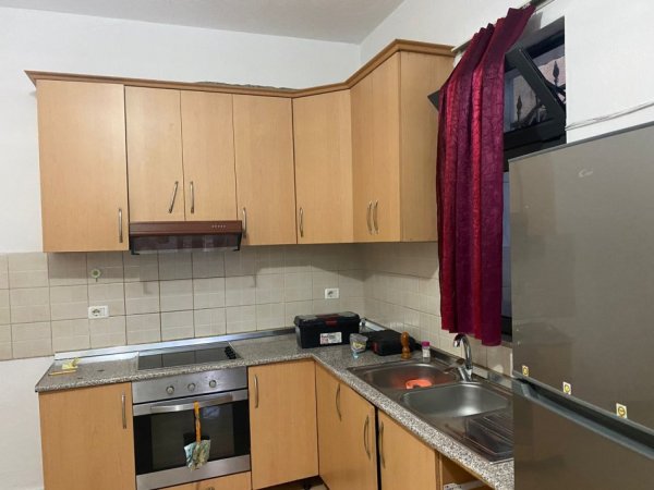 Tirane, jepet me qera garsonier 1+1 Kati 0, 47 m² 300 € (rruga 5 Maji Tirane.)
