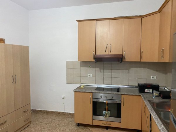 Tirane, jepet me qera garsonier 1+1 Kati 0, 47 m² 300 € (rruga 5 Maji Tirane.)
