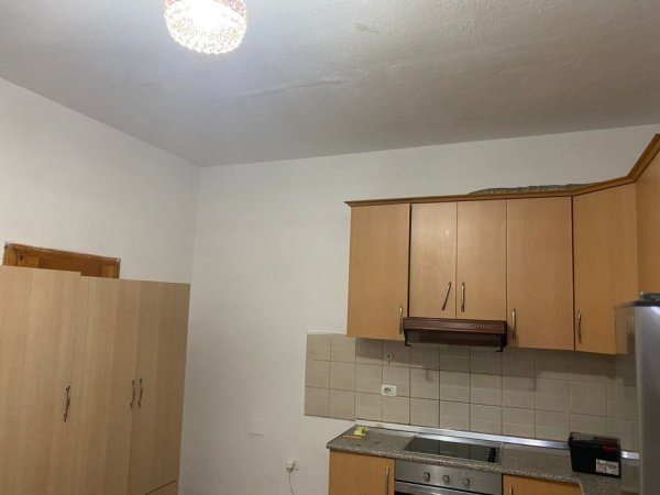 Tirane, jepet me qera garsonier 1+1 Kati 0, 47 m² 300 € (rruga 5 Maji Tirane.)