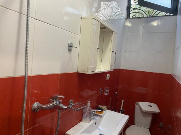 Tirane, jepet me qera garsonier 1+1 Kati 0, 47 m² 300 € (rruga 5 Maji Tirane.)
