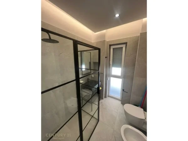 Tirane, jepet me qera apartament 1+1 Kati 1, 60 m² 650 € (Liqeni Thate)