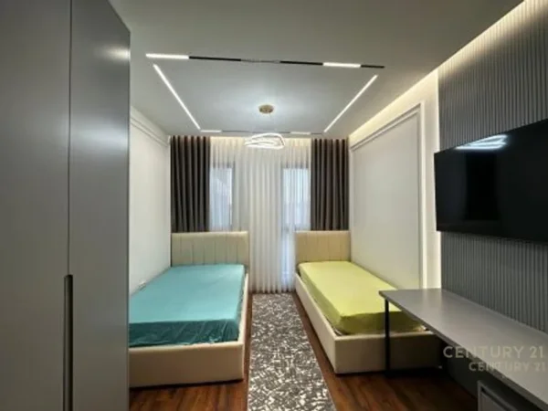 Tirane, jepet me qera apartament 2+1 Kati 3, 150 m² 900 € (Farmacia 10)