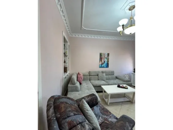 Tirane, jepet me qera apartament 3+1+Ballkon , 130 m² 750 € (Sauk)