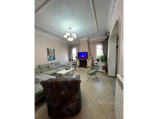 Tirane, jepet me qera apartament 3+1+Ballkon , 130 m² 750 € (Sauk)