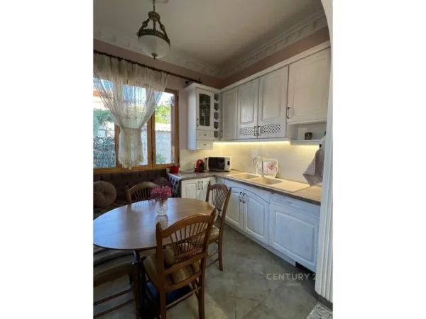 Tirane, jepet me qera apartament 3+1+Ballkon , 130 m² 750 € (Sauk)