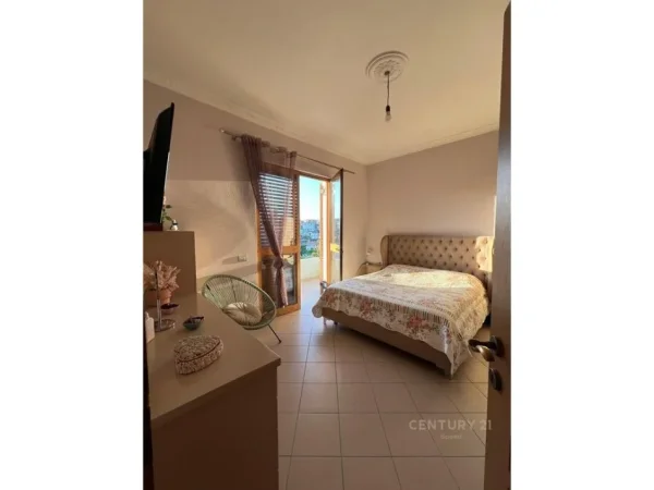 Tirane, jepet me qera apartament 3+1+Ballkon , 130 m² 750 € (Sauk)