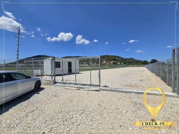 Tirane, jepet me qera toke , 1.700 m² (Prush)