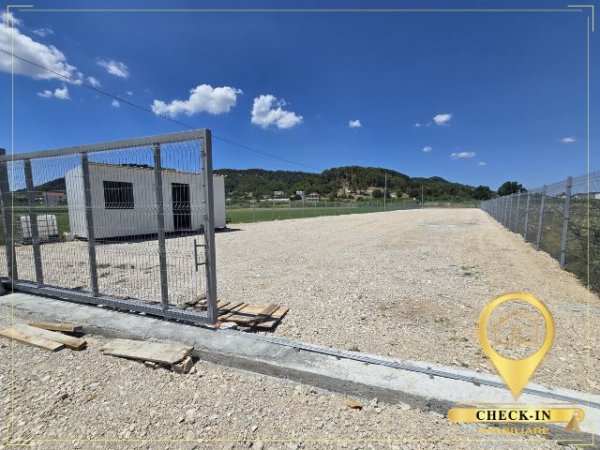 Tirane, jepet me qera toke , 1.700 m² (Prush)