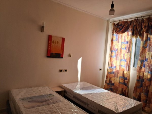 Tirane, jepet me qera apartament 1+1 Kati 4, 40 m² 300 € (Rruga 5 maji)