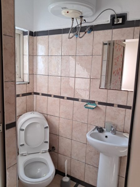 Tirane, jepet me qera apartament 1+1 Kati 4, 40 m² 300 € (Rruga 5 maji)