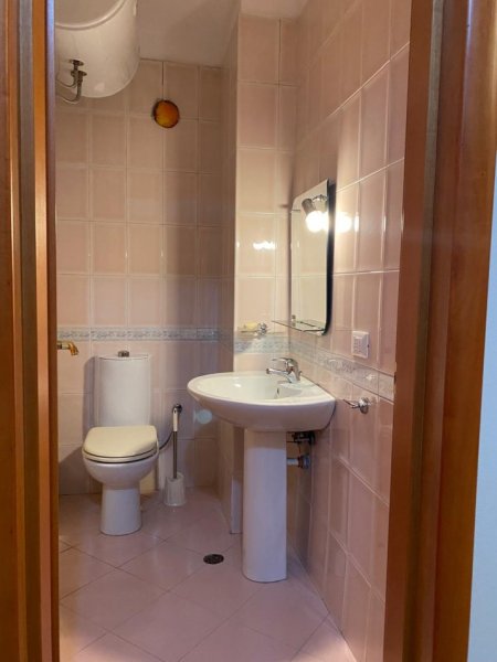 Tirane, jap me qera apartament 1+1+Aneks+Ballkon Kati 5, 800 € (R. Dervish Hima, Kullat Pas Stadiumit Arena)