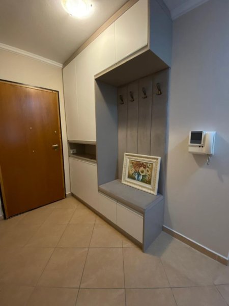 Tirane, jap me qera apartament 1+1+Aneks+Ballkon Kati 5, 800 € (R. Dervish Hima, Kullat Pas Stadiumit Arena)