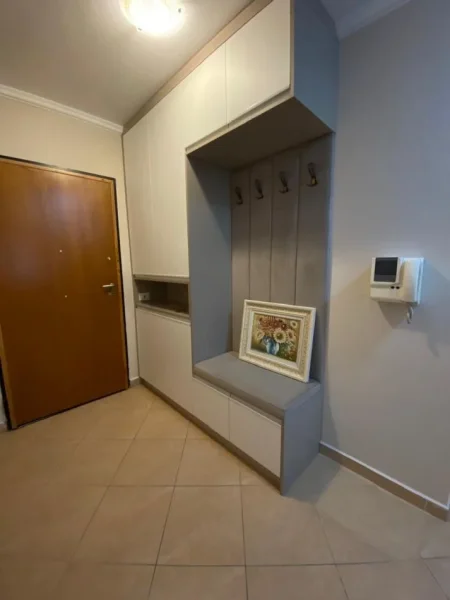 Tirane, jap me qera apartament 1+1+Aneks+Ballkon Kati 5, 800 € (R. Dervish Hima, Kullat Pas Stadiumit Arena)