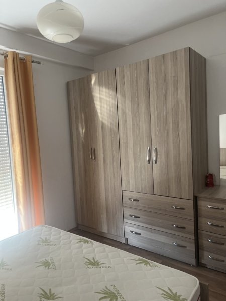 Tirane, jepet me qera apartament 1+1+Ballkon Kati 5, 400 € (Rr. Siri Kodra, pll Kontakt)