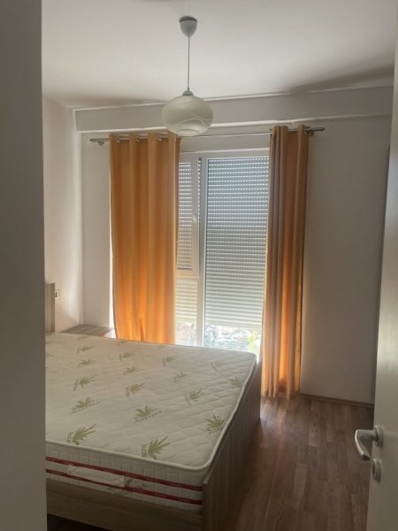 Tirane, jepet me qera apartament 1+1+Ballkon Kati 5, 400 € (Rr. Siri Kodra, pll Kontakt)
