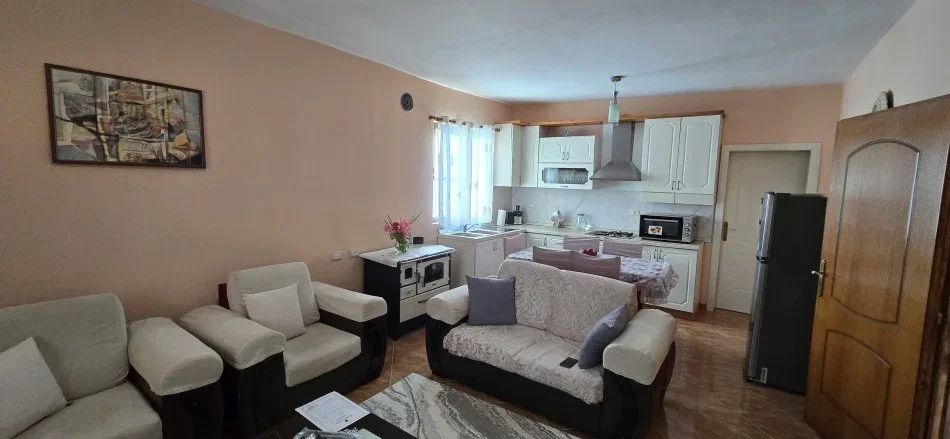 Tirane, shes shtepi 2+1 Kati 1, 200 m² 230.000 € (Fushe Preze)