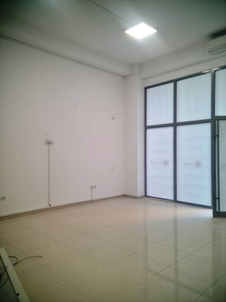 Tirane, jepet me qera ambjent biznesi Kati 0, 110 m² 1.500 € (Komuna e Parisit)
